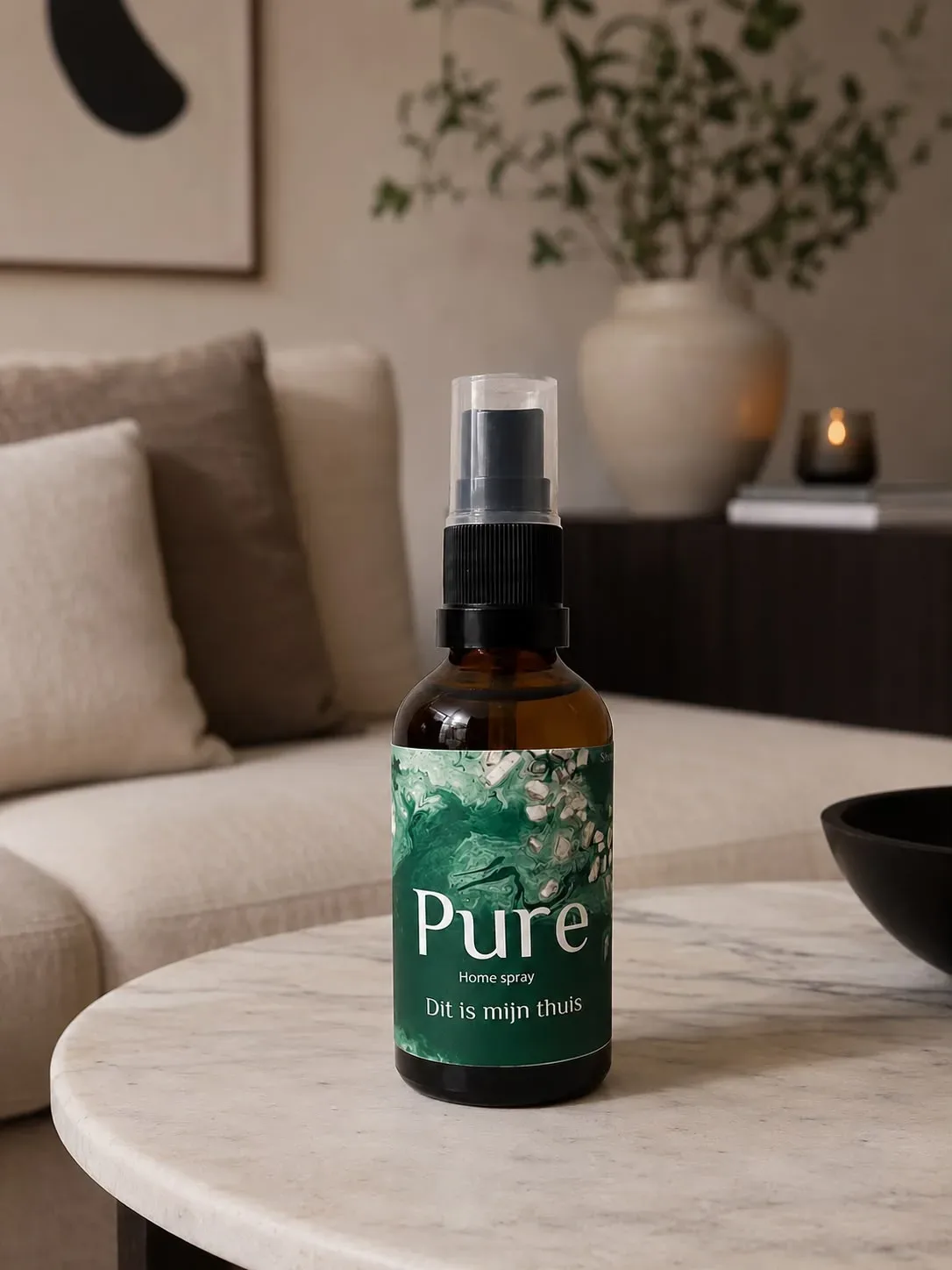 Pure Home Spray op de salontafel in een rustige woonkamer